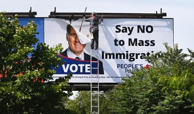 پایین آوردن بیلبورد جنجالی کانادا